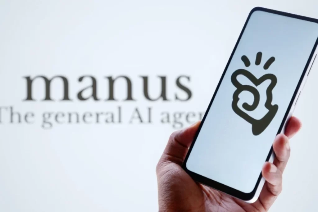 manus-ai-livraria-mão-segurando smartphone